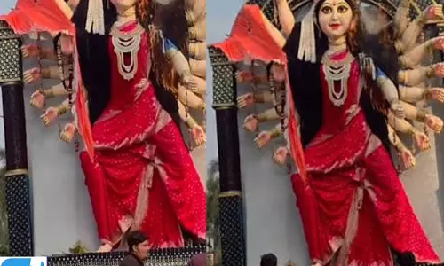 लिंक रोड पर मां दुर्गा की विशाल प्रतिमा में लगी भीषण आग, घटना का वीडियो सामने आया