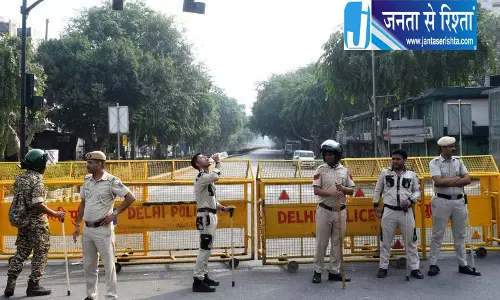 दिल्ली में प्रतिबंधों पर सियासी घमासान, AAP-कांग्रेस ने केंद्र को घेरा दिल्ली में प्रतिबंधों पर सियासी घमासान, AAP-कांग्रेस ने केंद्र को घेरा