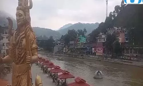 नवरात्र के पहले दिन उत्तराखंड के मंदिरों में उमड़ी भीड़ नवरात्र के पहले दिन उत्तराखंड के मंदिरों में उमड़ी भीड़
