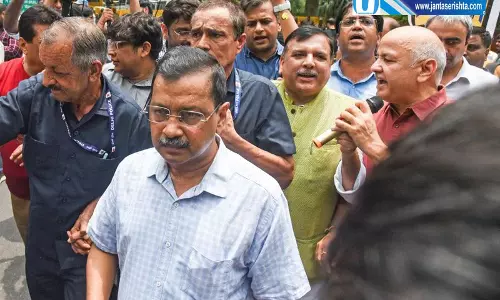 दिल्ली में कार्रवाई के बीच केजरीवाल और AAP नेताओं की हिरासत दिल्ली में कार्रवाई के बीच केजरीवाल और AAP नेताओं की हिरासत