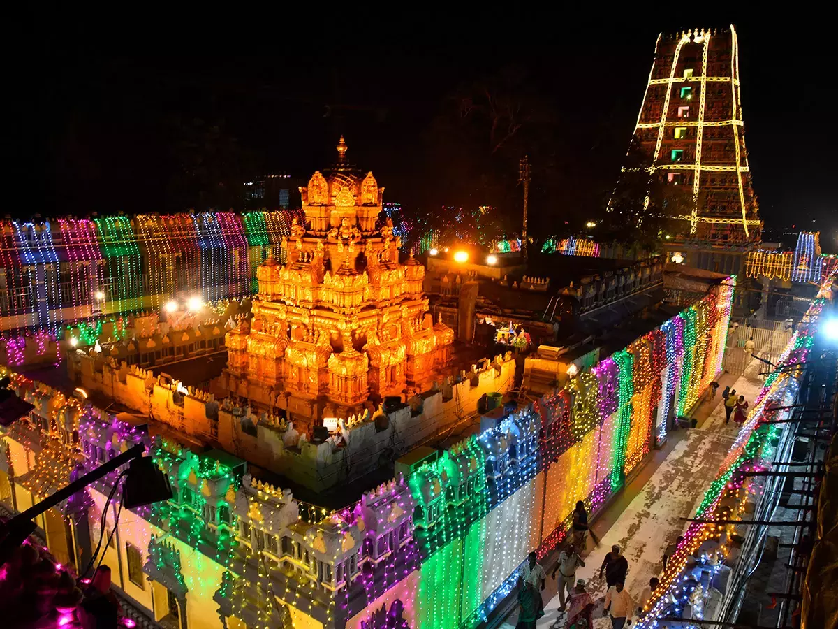 इंद्रकीलाद्री आज से दशहरा भक्त भीड़ के लिए तैयार; निःशुल्क दर्शन को प्राथमिकता इंद्रकीलाद्री आज से दशहरा भक्त भीड़ के लिए तैयार; निःशुल्क दर्शन को प्राथमिकता