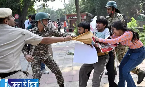 दिल्ली में SIR पर विरोध, प्रदर्शनकारी छात्र और वामपंथी नेता हिरासत में दिल्ली में SIR पर विरोध, प्रदर्शनकारी छात्र और वामपंथी नेता हिरासत में