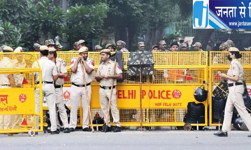 दिल्ली में बहुस्तरीय बैरिकेडिंग, 30 चेकपॉइंट पर सुरक्षा बल तैनात