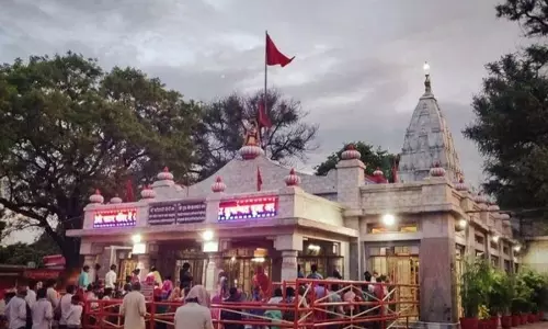 शारदीय नवरात्र शुरू, यूपी के मंदिरों में उमड़ी श्रद्धालुओं की भीड़ शारदीय नवरात्र शुरू, यूपी के मंदिरों में उमड़ी श्रद्धालुओं की भीड़