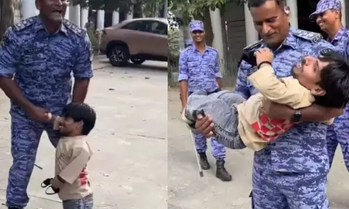दिल्ली में प्रदर्शन के दौरान पकड़ा गया सबसे छोटा कॉकरोच, RAF जवान ने दौड़ाकर पकड़ा; वीडियो वायरल दिल्ली में प्रदर्शन के दौरान पकड़ा गया सबसे छोटा कॉकरोच, RAF जवान ने दौड़ाकर पकड़ा; वीडियो वायरल