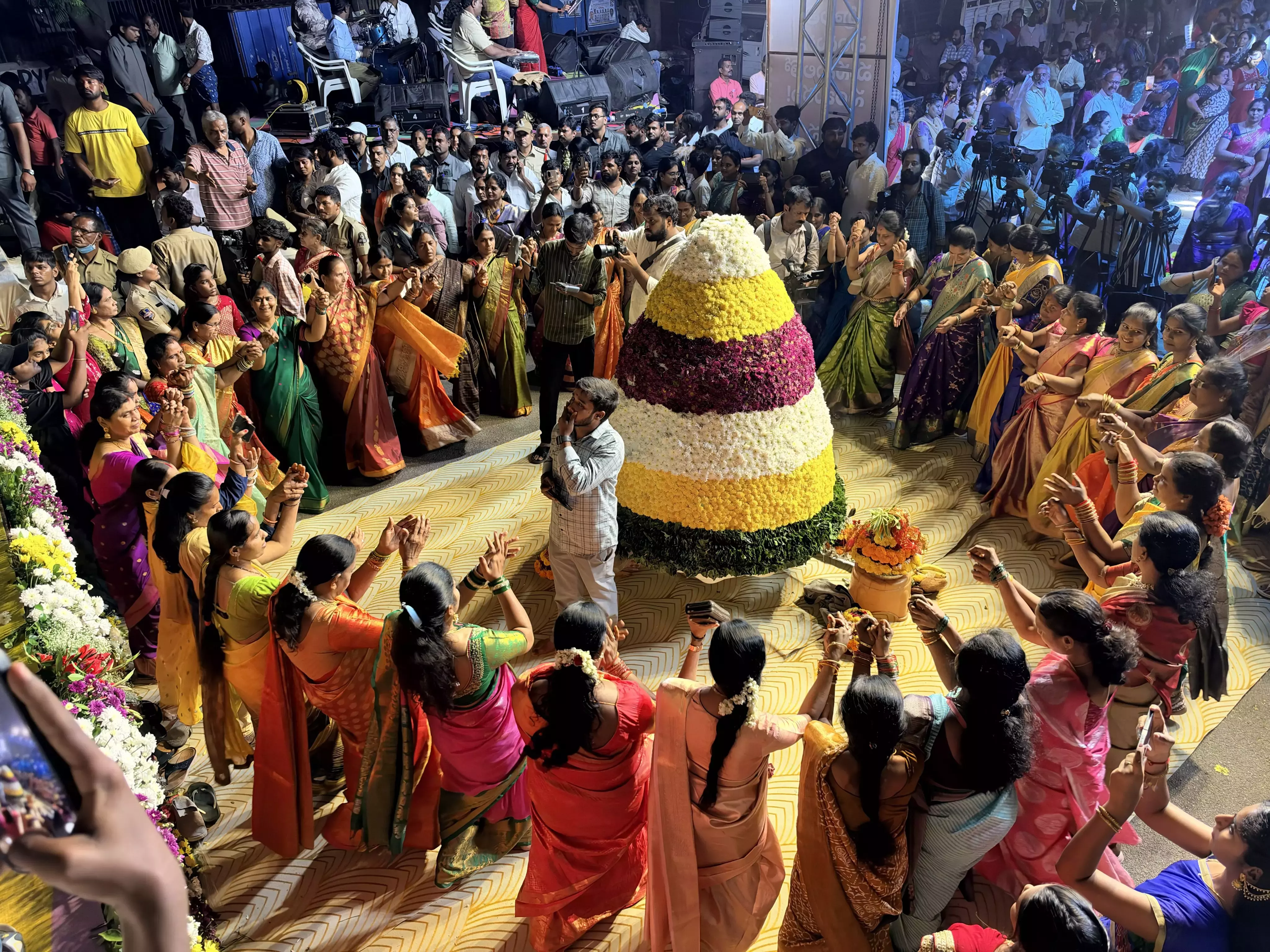 Telangana: बतुकम्मा उत्सव एंगिलीपुला उत्सव के साथ शुरू होता है