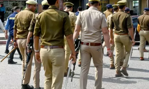 बिहार में शराब लदी चोरी की स्कॉर्पियो की अवैध नीलामी, दारोगा राजेंद्र राम गिरफ्तार बिहार में शराब लदी चोरी की स्कॉर्पियो की अवैध नीलामी, दारोगा राजेंद्र राम गिरफ्तार