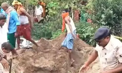प्रेम विवाह के डेढ़ साल बाद विवाहिता की हत्या का आरोप, नहर किनारे जमीन में दफन मिला शव प्रेम विवाह के डेढ़ साल बाद विवाहिता की हत्या का आरोप, नहर किनारे जमीन में दफन मिला शव