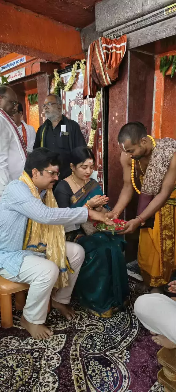 Telangana: बंदोबस्ती आयुक्त ने कोंडागट्टू मंदिर का दौरा किया Telangana: बंदोबस्ती आयुक्त ने कोंडागट्टू मंदिर का दौरा किया