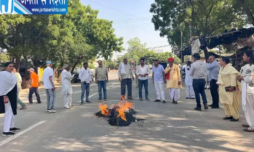 दिल्ली जा रहे युवाओं की हिरासत पर हिसार में किसानों का प्रदर्शन दिल्ली जा रहे युवाओं की हिरासत पर हिसार में किसानों का प्रदर्शन