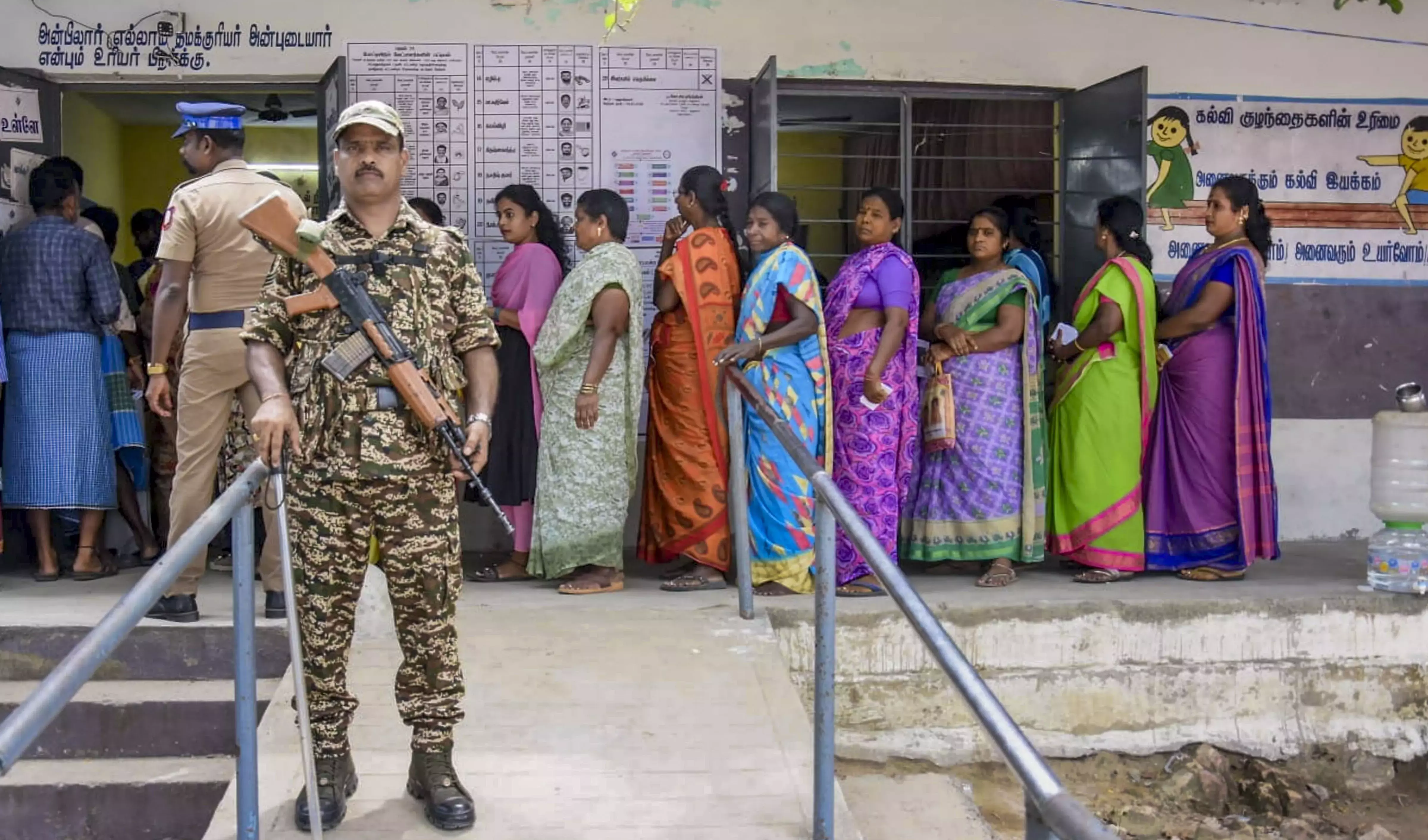 Tamil Nadu: उपचुनावों में AIADMK के वोटर्स ने TVK का साथ दिया Tamil Nadu: उपचुनावों में AIADMK के वोटर्स ने TVK का साथ दिया