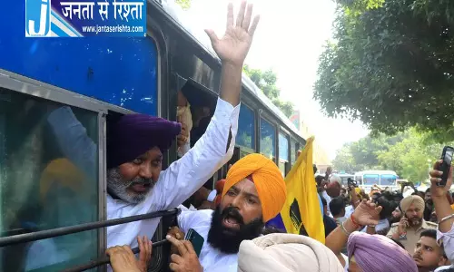 CEC के इस्तीफे की मांग पर AAP का प्रदर्शन, दो बड़े नेता हिरासत में CEC के इस्तीफे की मांग पर AAP का प्रदर्शन, दो बड़े नेता हिरासत में