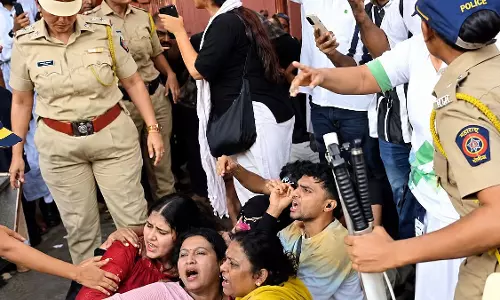 मुंबई में CJP प्रदर्शन पर FIR दर्ज, 400 से ज्यादा लोग हिरासत में; CEC के इस्तीफे की थी मांग मुंबई में CJP प्रदर्शन पर FIR दर्ज, 400 से ज्यादा लोग हिरासत में; CEC के इस्तीफे की थी मांग
