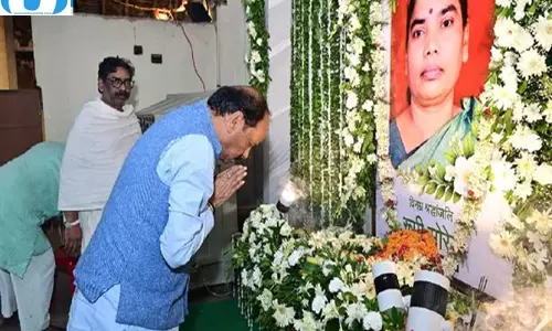 हेमंत सोरेन से मिले पूर्व CM रघुवर दास, रूपी सोरेन को किया नमन हेमंत सोरेन से मिले पूर्व CM रघुवर दास, रूपी सोरेन को किया नमन