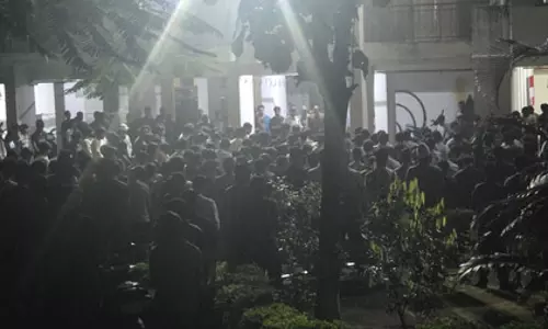 IIIT के हॉस्टल में फंदे से लटका मिला बीटेक स्टूडेंट, छात्रों का प्रदर्शन; मानवाधिकार आयोग ने लिया संज्ञान