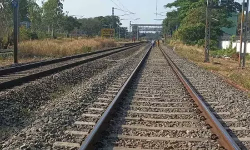 ट्रेन में चढ़ते समय पटरियों पर गिरे लोको पायलट, दोनों पैर कटे, मौत