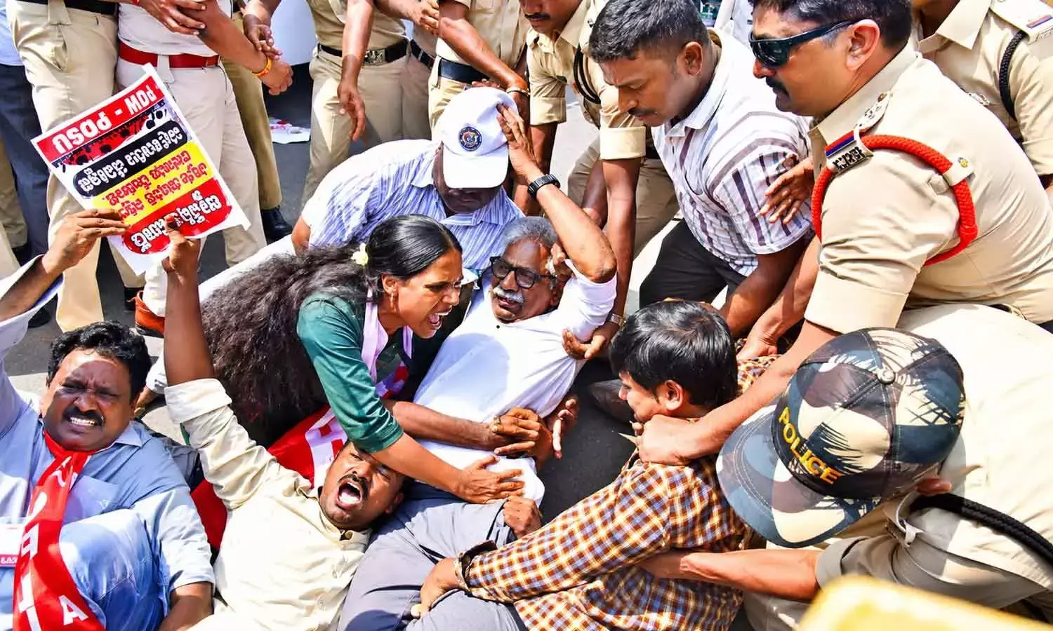Andhra: पुलिस ने इंडिया ब्लॉक के चलो राजभवन को विफल कर दिया Andhra: पुलिस ने इंडिया ब्लॉक के चलो राजभवन को विफल कर दिया