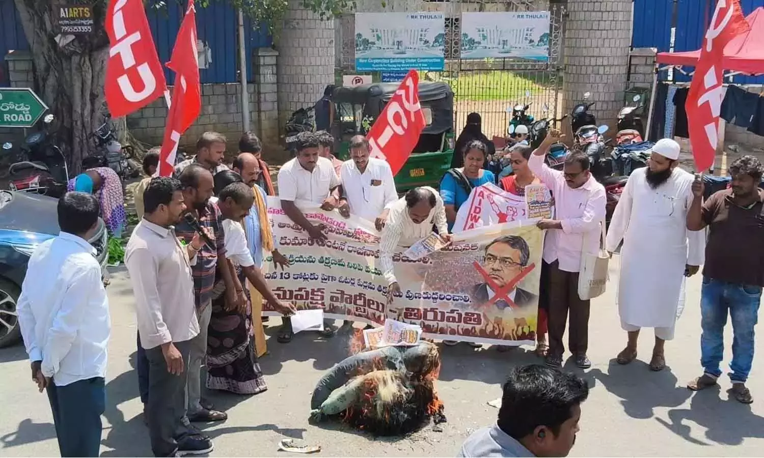CPI ने नागरिकों के संवैधानिक अधिकारों पर लगी पाबंदियों के ख़िलाफ़ आंदोलन तेज़ करने की चेतावनी दी CPI ने नागरिकों के संवैधानिक अधिकारों पर लगी पाबंदियों के ख़िलाफ़ आंदोलन तेज़ करने की चेतावनी दी
