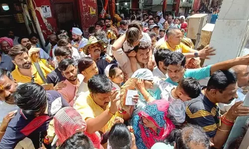 बांकेबिहारी मंदिर में उमड़ा भक्तों का सैलाब, संकरी गलियों तक भारी भीड़, दर्शन के लिए आपाधापी