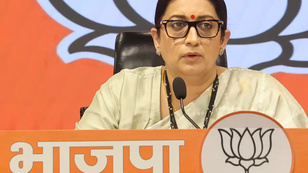 पूर्व सिविल सेवकों के पत्र के समर्थन में उतरीं स्मृति ईरानी, कही बड़ी बात पूर्व सिविल सेवकों के पत्र के समर्थन में उतरीं स्मृति ईरानी, कही बड़ी बात