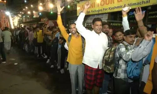 शारदीय नवरात्रि 2026: पहले दिन वैष्णो देवी मंदिर में उमड़ी भीड़, देर रात से लाइन में लगे हैं भक्त शारदीय नवरात्रि 2026: पहले दिन वैष्णो देवी मंदिर में उमड़ी भीड़, देर रात से लाइन में लगे हैं भक्त