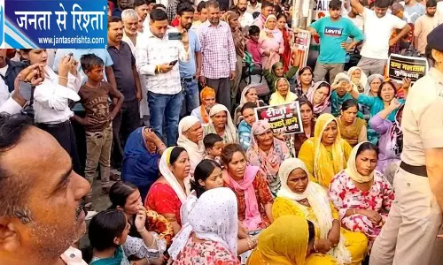 ऊना में गर्भवती महिला की मौत पर नेशनल हाईवे पर प्रदर्शन ऊना में गर्भवती महिला की मौत पर नेशनल हाईवे पर प्रदर्शन