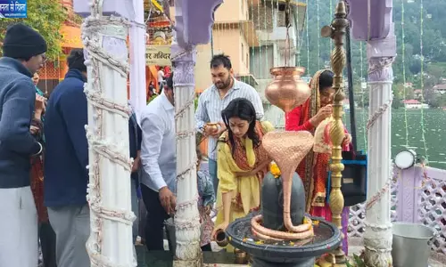 नैनीताल में नंगे पैर मंदिर पहुंचीं जाह्नवी कपूर, मां नयना देवी के किए दर्शन, शिवलिंग पर चढ़ाया जल नैनीताल में नंगे पैर मंदिर पहुंचीं जाह्नवी कपूर, मां नयना देवी के किए दर्शन, शिवलिंग पर चढ़ाया जल