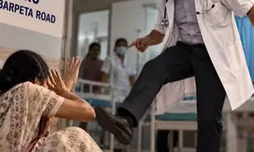 असम में बढ़ा तनाव: महिला पर हमले के आरोपी डॉक्टर को गिरफ्तार करने की मांग असम में बढ़ा तनाव: महिला पर हमले के आरोपी डॉक्टर को गिरफ्तार करने की मांग