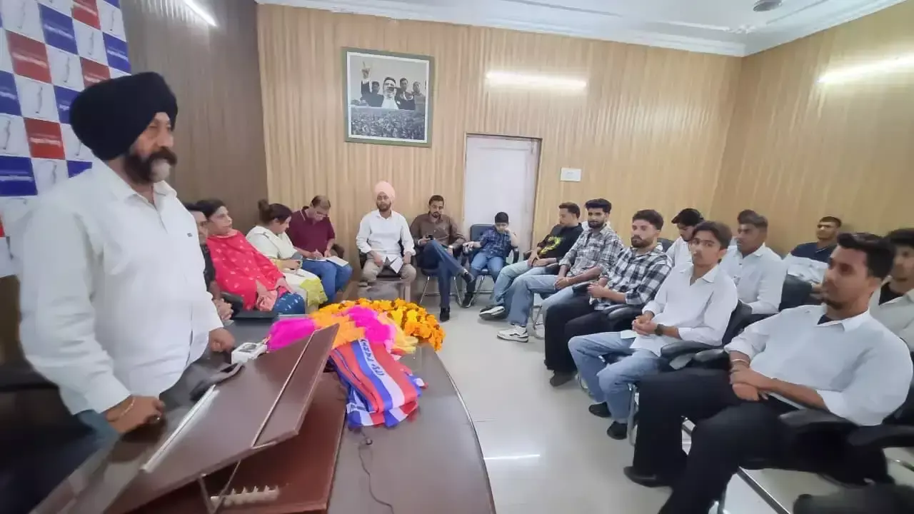 पैरामेडिकल के कई छात्रों ने थामा अपनी पार्टी के छात्र संगठन का दामन