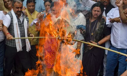 जम्मू में बीजेपी का विरोध प्रदर्शन, राहुल गांधी के खिलाफ नाराजगी जम्मू में बीजेपी का विरोध प्रदर्शन, राहुल गांधी के खिलाफ नाराजगी