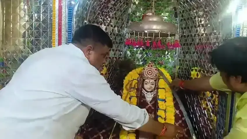 संजय शर्मा ने करणी माता से देश और प्रदेश की खुशहाली की प्रार्थना की