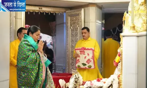 शारदीय नवरात्रि पर भक्ति में डूबी दिल्ली, CM रेखा गुप्ता ने झंडेवाला मंदिर में की पूजा-अर्चना