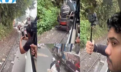 दार्जिलिंग टॉय ट्रेन से टकराई कार, नीचे गिरे यात्री दार्जिलिंग टॉय ट्रेन से टकराई कार, नीचे गिरे यात्री
