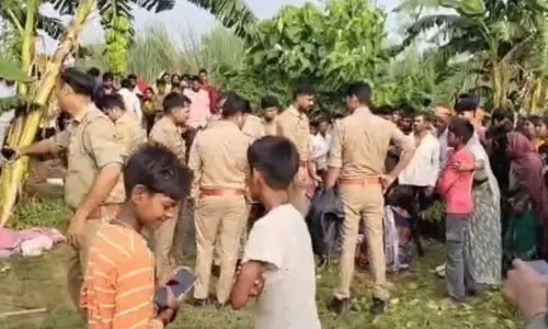 कुशीनगर में पत्नी ने पति का गला रेतकर की हत्या, बचाने आई दूसरी पत्नी पर भी हमला कुशीनगर में पत्नी ने पति का गला रेतकर की हत्या, बचाने आई दूसरी पत्नी पर भी हमला