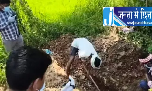 मौत के एक महीने बाद निकाला मजदूर का शव, 3 गिरफ्तार मौत के एक महीने बाद निकाला मजदूर का शव, 3 गिरफ्तार