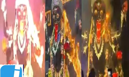 मां कालका की प्रतिमा के स्वागत में हादसा, आतिशबाजी से लगी आग मां कालका की प्रतिमा के स्वागत में हादसा, आतिशबाजी से लगी आग