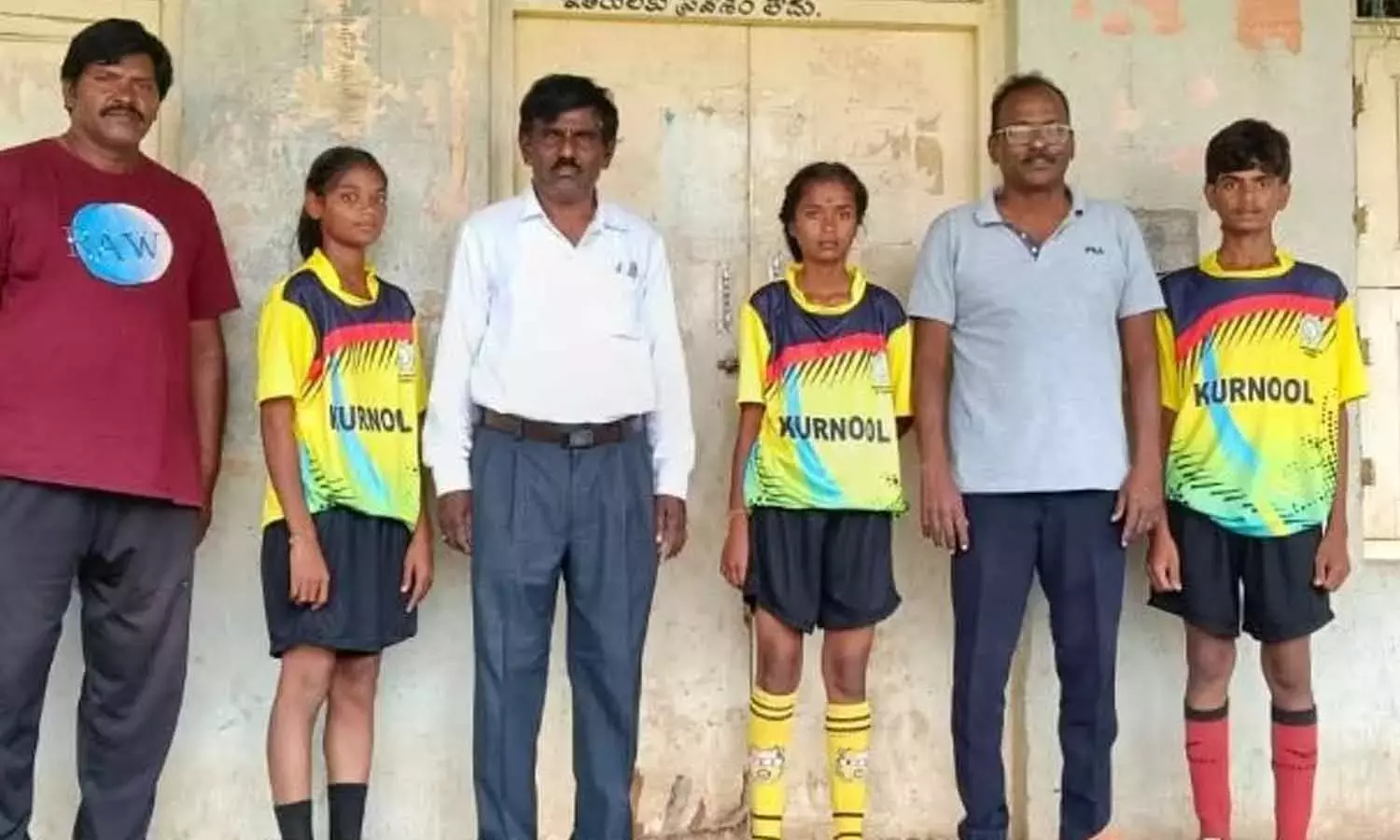 Andhra: गार्गेयापुरम के फ़ुटबॉल खिलाड़ी राज्य चैंपियनशिप के लिए तैयार हैं Andhra: गार्गेयापुरम के फ़ुटबॉल खिलाड़ी राज्य चैंपियनशिप के लिए तैयार हैं