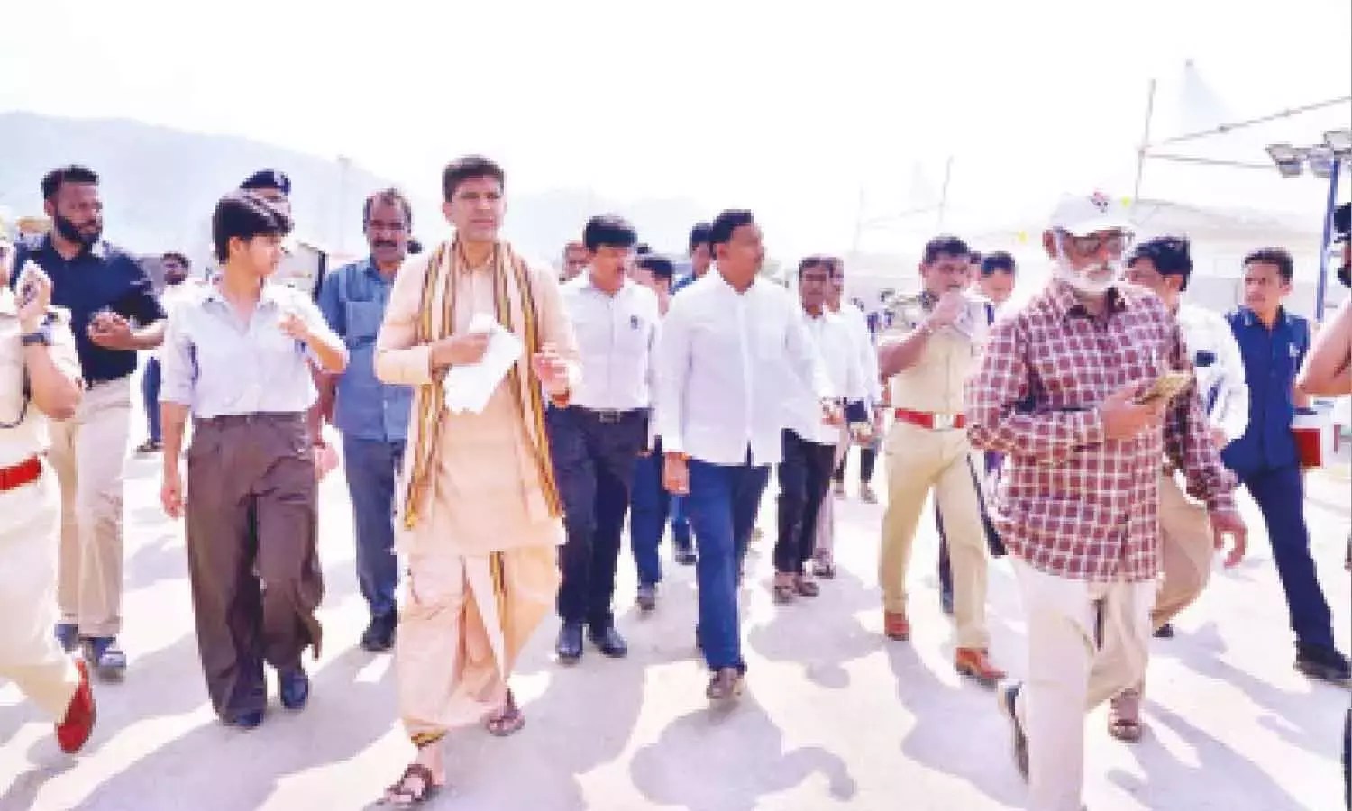 Andhra: केंद्रीय मंत्री और सांसद ने सरस मेले की व्यवस्थाओं का निरीक्षण किया Andhra: केंद्रीय मंत्री और सांसद ने सरस मेले की व्यवस्थाओं का निरीक्षण किया