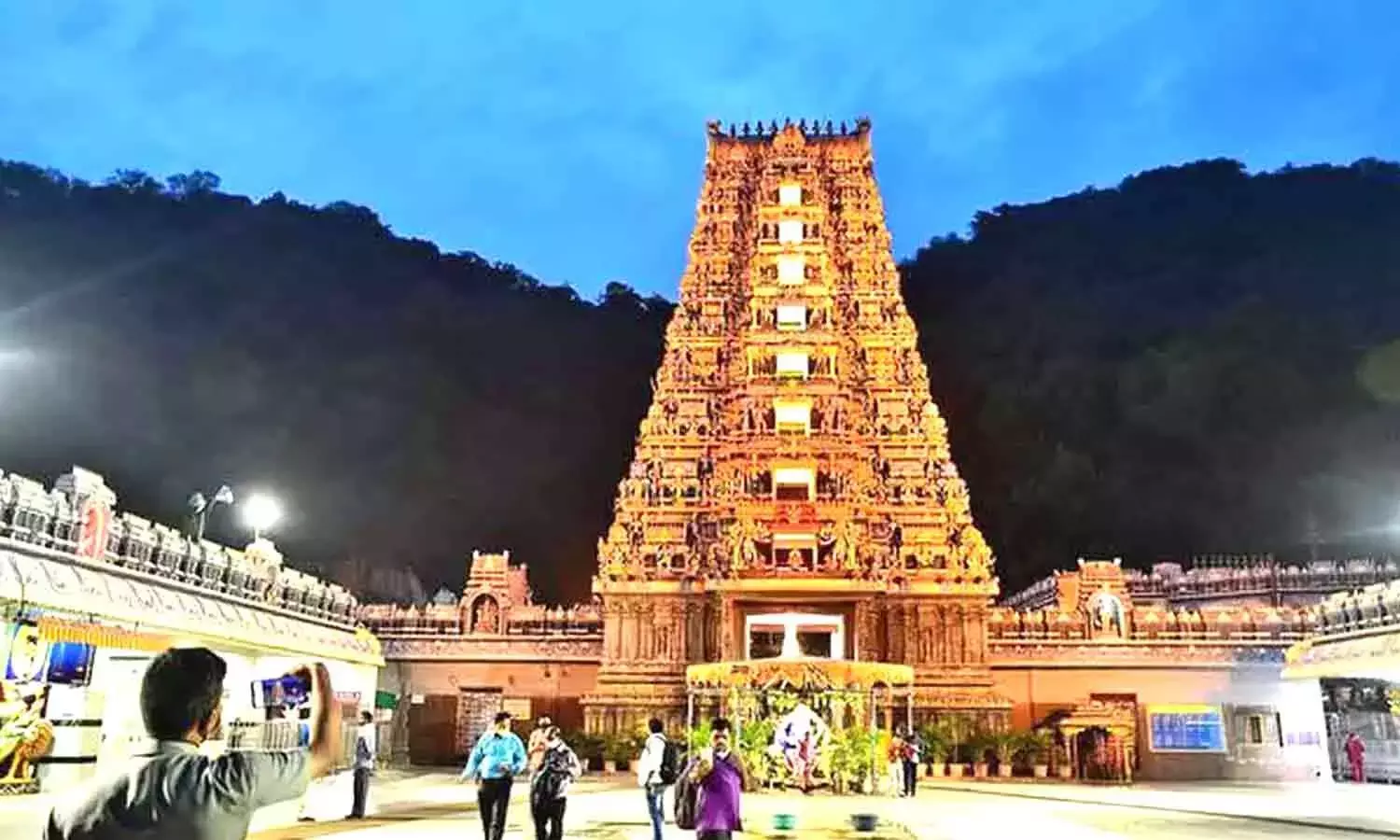Andhra: इंद्रकीलाद्री में कनक दुर्गा देवी बाला त्रिपुर सुंदरी के रूप में प्रकट होती हैं