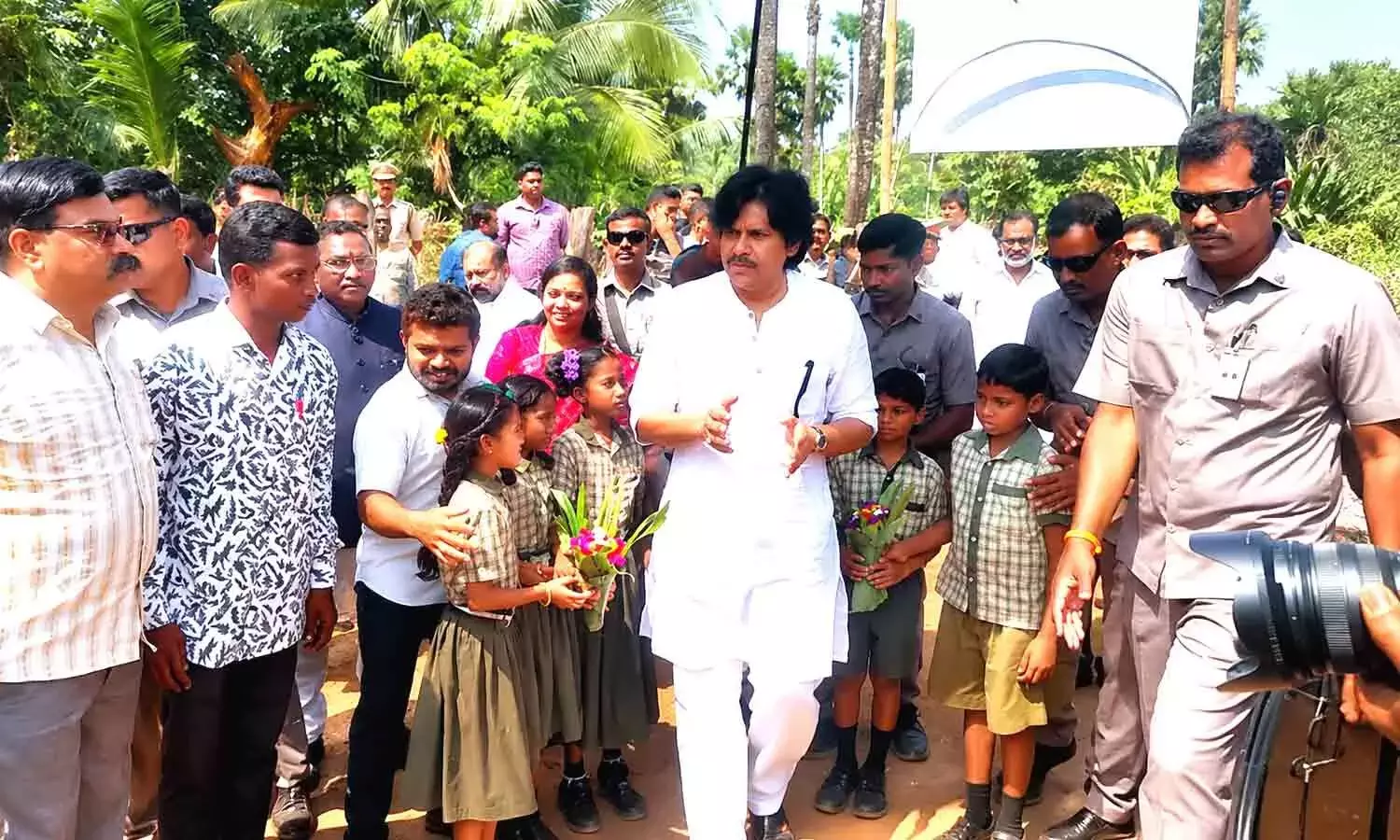 Andhra: पवन कल्याण ने अदावी थल्ली बाटा 2.0 कार्यक्रम लॉन्च किया Andhra: पवन कल्याण ने अदावी थल्ली बाटा 2.0 कार्यक्रम लॉन्च किया