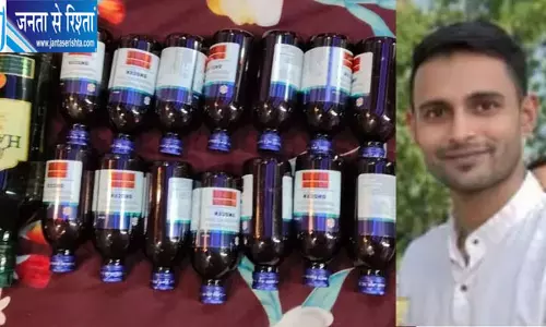 LJP नेता के घर पुलिस की छापेमारी, भारी मात्रा में प्रतिबंधित कफ सिरप और विदेशी शराब बरामद LJP नेता के घर पुलिस की छापेमारी, भारी मात्रा में प्रतिबंधित कफ सिरप और विदेशी शराब बरामद