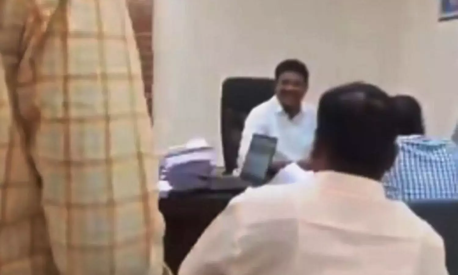 Telangana: “क्या तुमने अभी तक कीटनाशक नहीं लिया?” तहसीलदार ने किसान का मज़ाक उड़ाया Telangana: “क्या तुमने अभी तक कीटनाशक नहीं लिया?” तहसीलदार ने किसान का मज़ाक उड़ाया