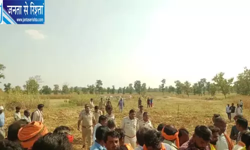 आदिवासियों के खेतों में खड़ी मक्का की फसल नष्ट, मकान तोड़ने की कार्रवाई से मचा विवाद आदिवासियों के खेतों में खड़ी मक्का की फसल नष्ट, मकान तोड़ने की कार्रवाई से मचा विवाद