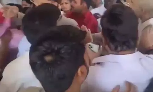 कांग्रेस में पदभार ग्रहण समारोह के दौरान बवाल, समर्थकों में भिड़ंत कांग्रेस में पदभार ग्रहण समारोह के दौरान बवाल, समर्थकों में भिड़ंत