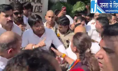 आराधना मिश्रा के पदभार ग्रहण में हंगामा, अजय राय का धरना आराधना मिश्रा के पदभार ग्रहण में हंगामा, अजय राय का धरना