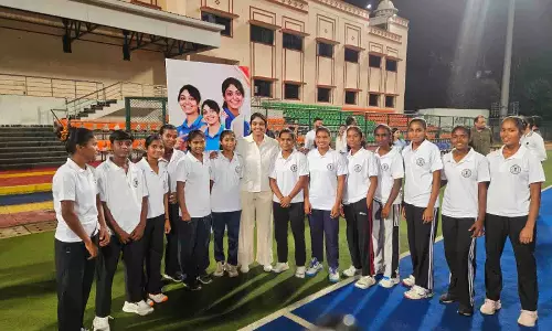 अंतरराष्ट्रीय क्रिकेटर हरलीन देओल ने हॉकी अकादमी के खिलाड़ियों से की मुलाकात अंतरराष्ट्रीय क्रिकेटर हरलीन देओल ने हॉकी अकादमी के खिलाड़ियों से की मुलाकात