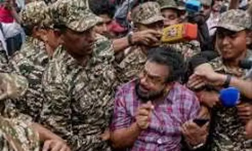 सांसद जॉन ब्रिटास का आरोप: दिल्ली पुलिस ने बस की सीट के नीचे दबाया सांसद जॉन ब्रिटास का आरोप: दिल्ली पुलिस ने बस की सीट के नीचे दबाया