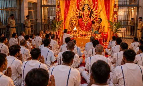 मां दुर्गा की भक्ति में लीन हुए 132 कैदी मां दुर्गा की भक्ति में लीन हुए 132 कैदी