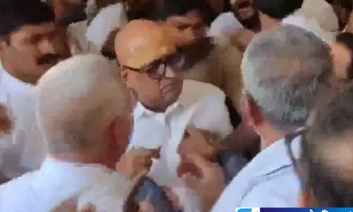 UP  कांग्रेस में बवाल कार्यकर्ताओं के बीच हाथापाई