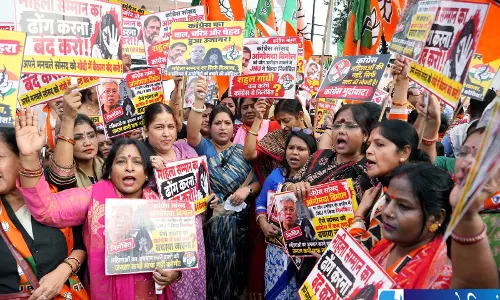 कांग्रेस सांसद पर यौन उत्पीड़न के आरोपों को लेकर BJP महिला मोर्चा का प्रदर्शन